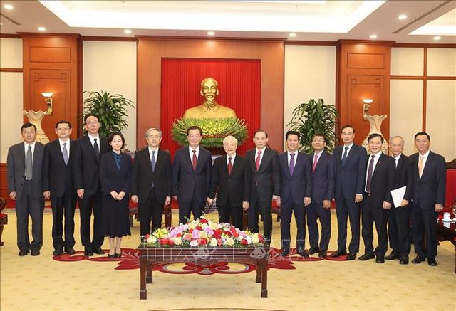 Tổng Bí thư Nguyễn Phú Trọng và đồng chí Vương Ninh, Ủy viên Trung ương Đảng Cộng sản Trung Quốc, Bí thư Tỉnh ủy Vân Nam cùng các đại biểu chụp ảnh chung