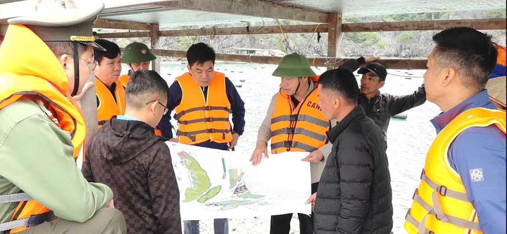 Chủ tịch UBND huyện Vân Đồn kiểm tra tiến độ chuyển đổi phao xốp khu vực NTTS, ngày 26/3/2023. Ảnh: CTV Thanh Tùng.