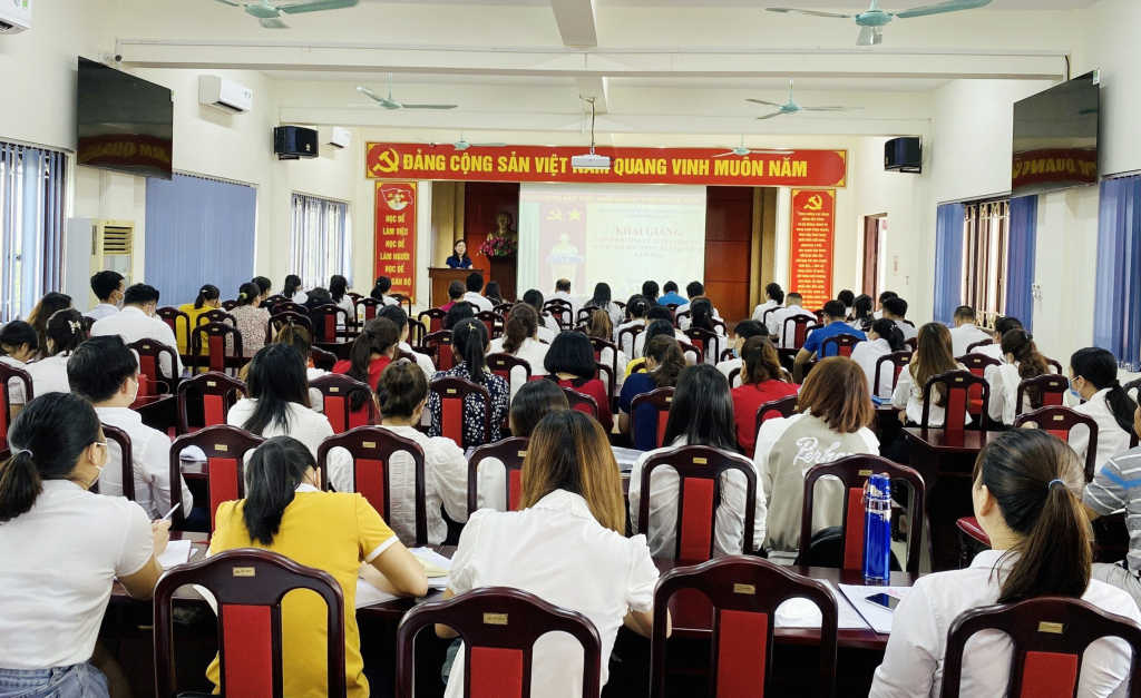 Trung tâm Chính trị và LĐLĐ TP Hạ Long khai giảng lớp bồi dưỡng lý luận chính trị dành cho đối tượng kết nạp Đảng năm 2022.