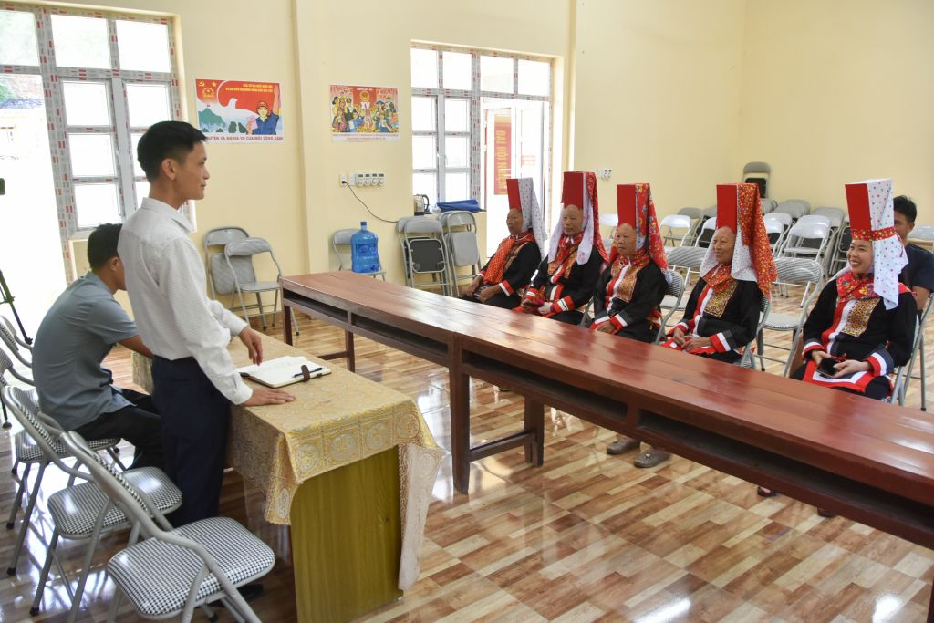 Người uy tín xã Quảng An (huyện Đầm Hà) tuyên truyền chính sách giảm nghèo tới nhân dân. Ảnh: Hoàng Quỳnh