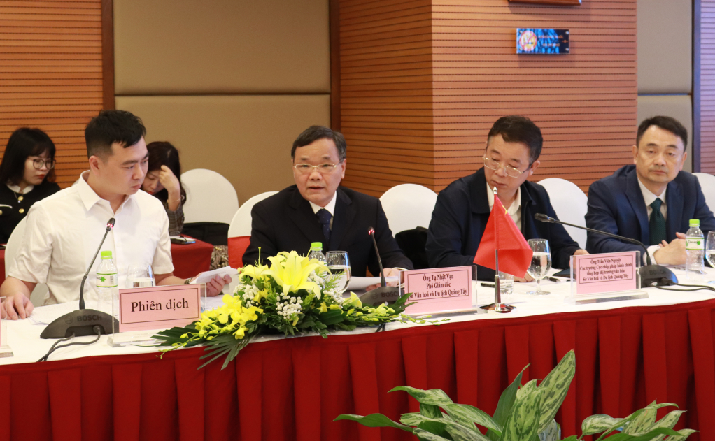Ông Tạ Nhật Vạn, Phó Giám đốc Sở Văn hóa Khu tự trị dân tộc Choang, Quảng Tây đề xuất một số giải pháp nâng cao chất lượng dịch vụ du lịch giữa hai bên. 