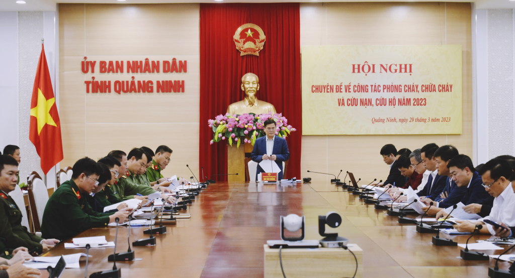 Đồng chí Bùi Văn Khắng, Phó chủ tịch UBND tỉnh, Trưởng Ban chỉ đạo PCCC&CNCH tỉnh chủ trì Hội nghị.