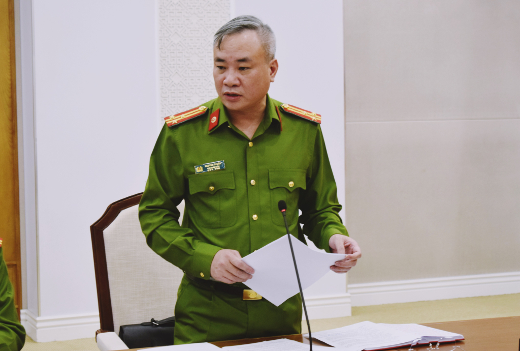 Thượng tá Nguyễn Thuận Phó Giám đốc Công an tỉnh - Cơ quan thường trực Ban chỉ đạo PCCC&CNCH tỉnh tham luận tại Hội nghị.