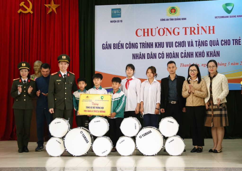 Công an tỉnh  tặng quà cho  xã Thanh Lân.