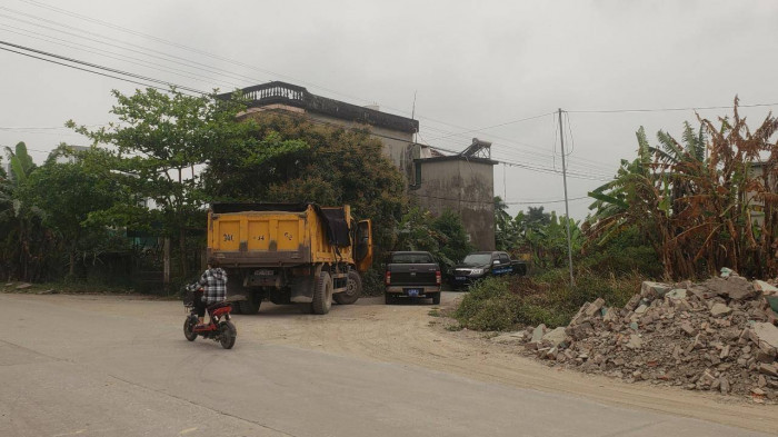 Chở hàng quá tải, tài xế tăng ga định bỏ chạy nhưng bất thành 2