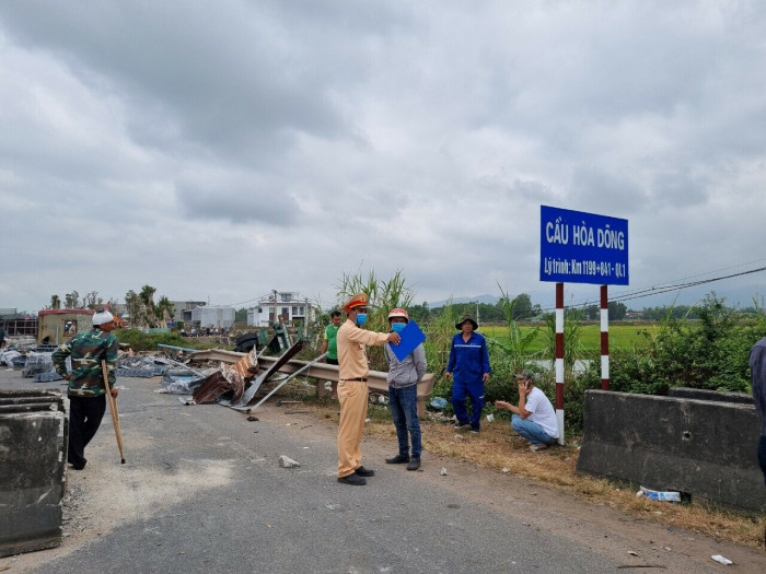 Xe đầu kéo tông trúng 1 bảo vệ trên cầu đang sửa rồi lao xuống suối 6