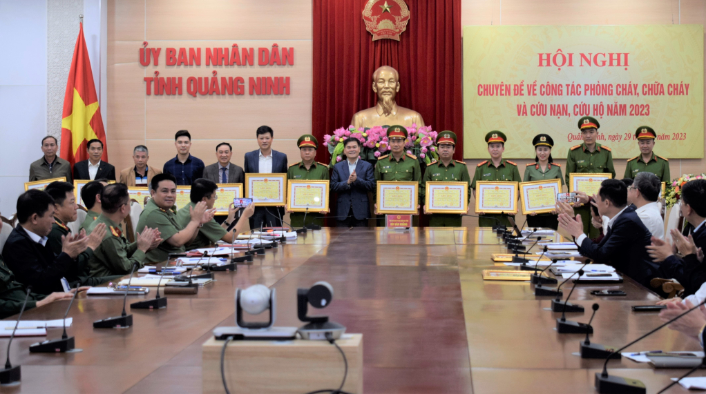 Các cá nhân có thành tích xuất sắc trong công tác PCCC&CNCH được tuyên dương, khen thưởng.