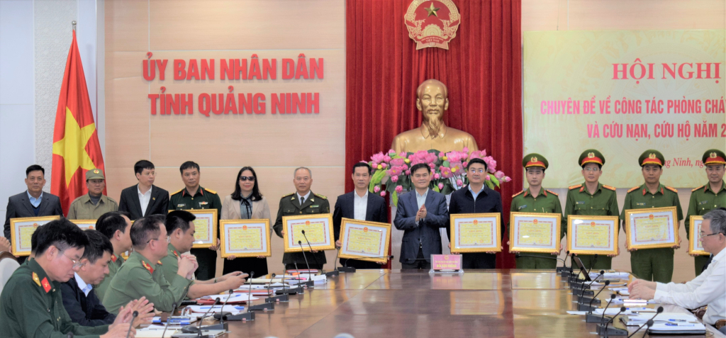 Các tập thể có thành tích xuất sắc trong công tác PCCC và CNCH được nhận Bằng khen của UBND tỉnh.