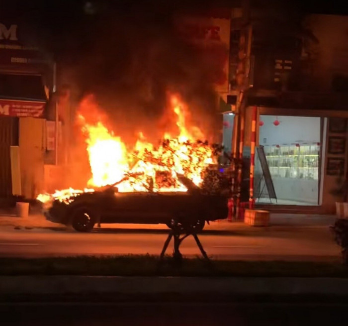 Sau tiếng nổ, ô tô bốc cháy dữ dội trên đường phố Cần Thơ 1