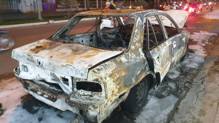 Sau tiếng nổ, ô tô bốc cháy dữ dội trên đường phố Cần Thơ 2