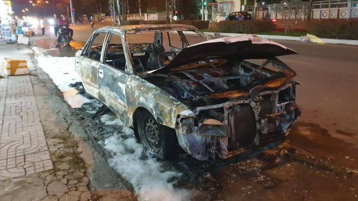 Sau tiếng nổ, ô tô bốc cháy dữ dội trên đường phố Cần Thơ 4