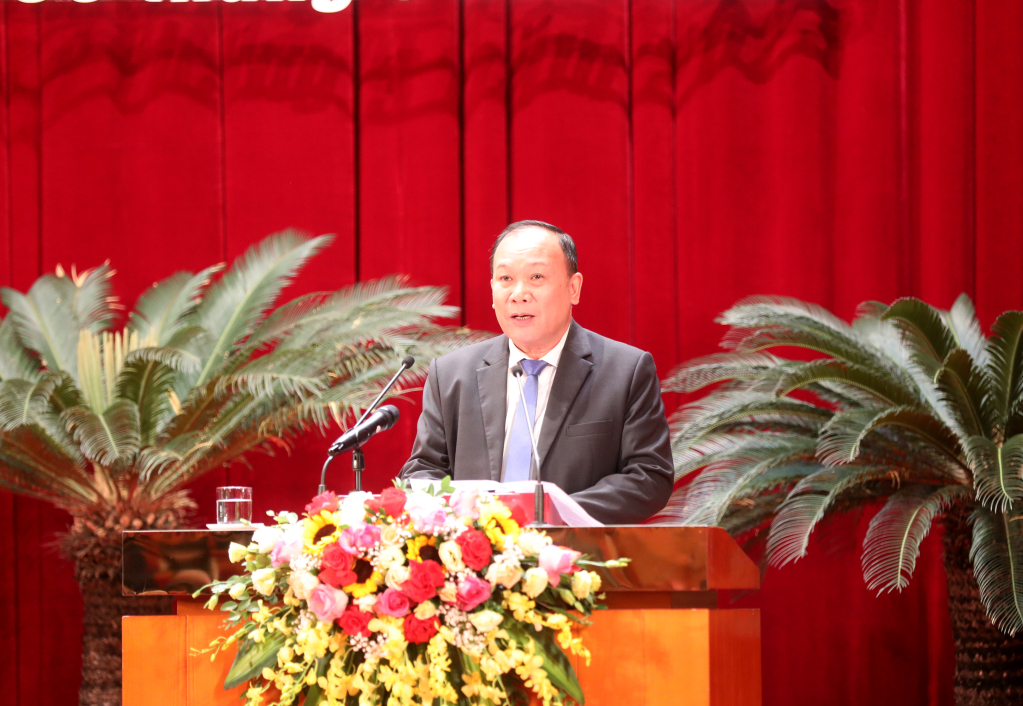 Giám đốc Sở Lao động – Thương binh và Xã hội trình bày tóm tắt Tờ trình quy định chuẩn nghèo đa chiều áp dụng trên địa bàn tỉnh Quảng Ninh giai đoạn 2023-2025. 