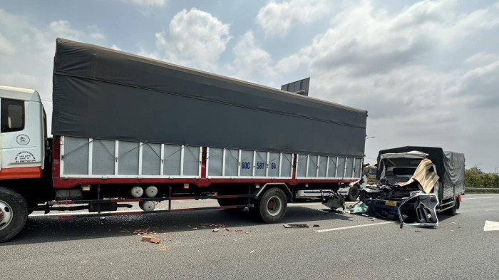 Cận cảnh hiện trường 3 xe tải tông nhau trên cao tốc Long Thành 3
