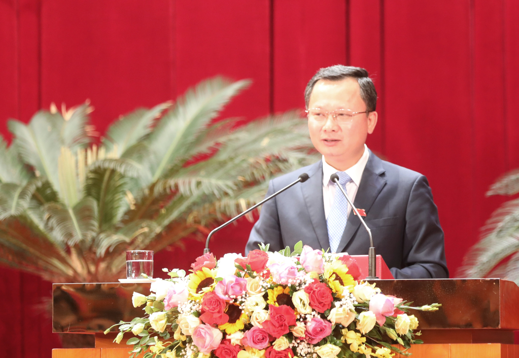 Đồng chí Cao Tường Huy, Quyền Chủ tịch UBND tỉnh, phát biểu làm rõ một số nội dung đại biểu HĐND tỉnh quan tâm.