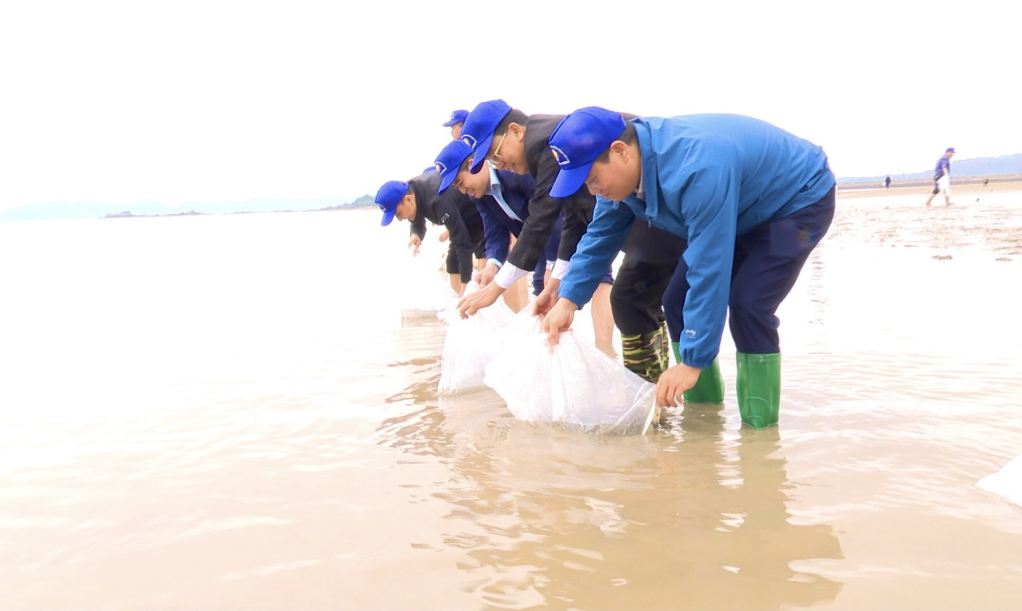 Các đồng chí lãnh đạo tỉnh, huyện, các ban ngành đoàn thể, các xã, thị trấn của huyện đã thả 201.500 con giống thủy sản ra vùng biển tự nhiên.