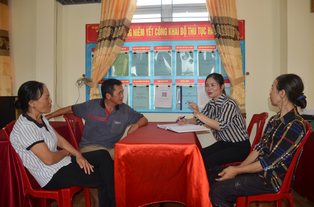 Chị Thuý cũng tập thể lãnh đạo thôn 14, xã Hiệp Hòa (TX Quảng Yên) bàn giải pháp tiếp tục vận động nhân dân vươn lên phát triển kinh tế.