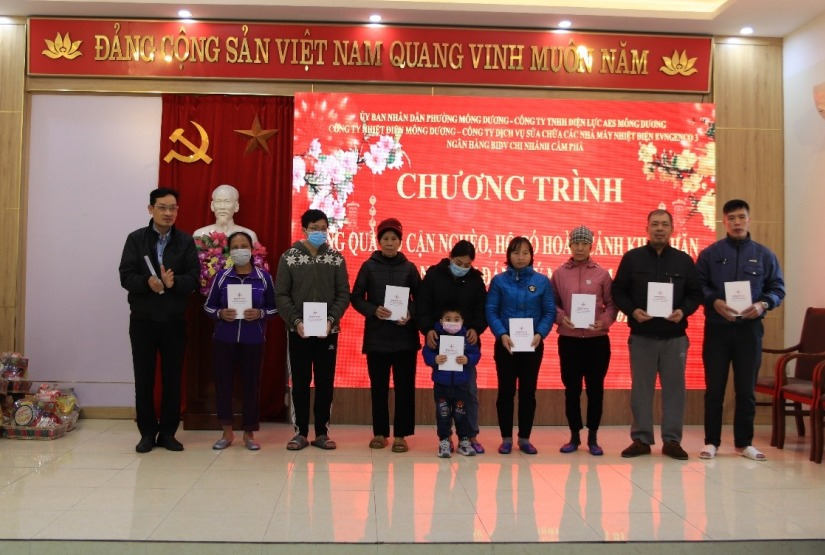 Công ty Nhiệt điện Mông Dương tặng quà cho các hộ gia đình khó khăn nhân dịp Tết Nguyên đán
