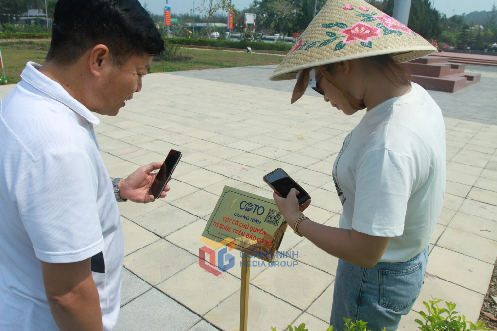 Du khách quét mã QR nghe thuyết minh tự động tại tại Di tích quốc gia đặc biệt khu lưu niệm Chủ tịch Hồ Chí Minh trên đảo Cô Tô.
