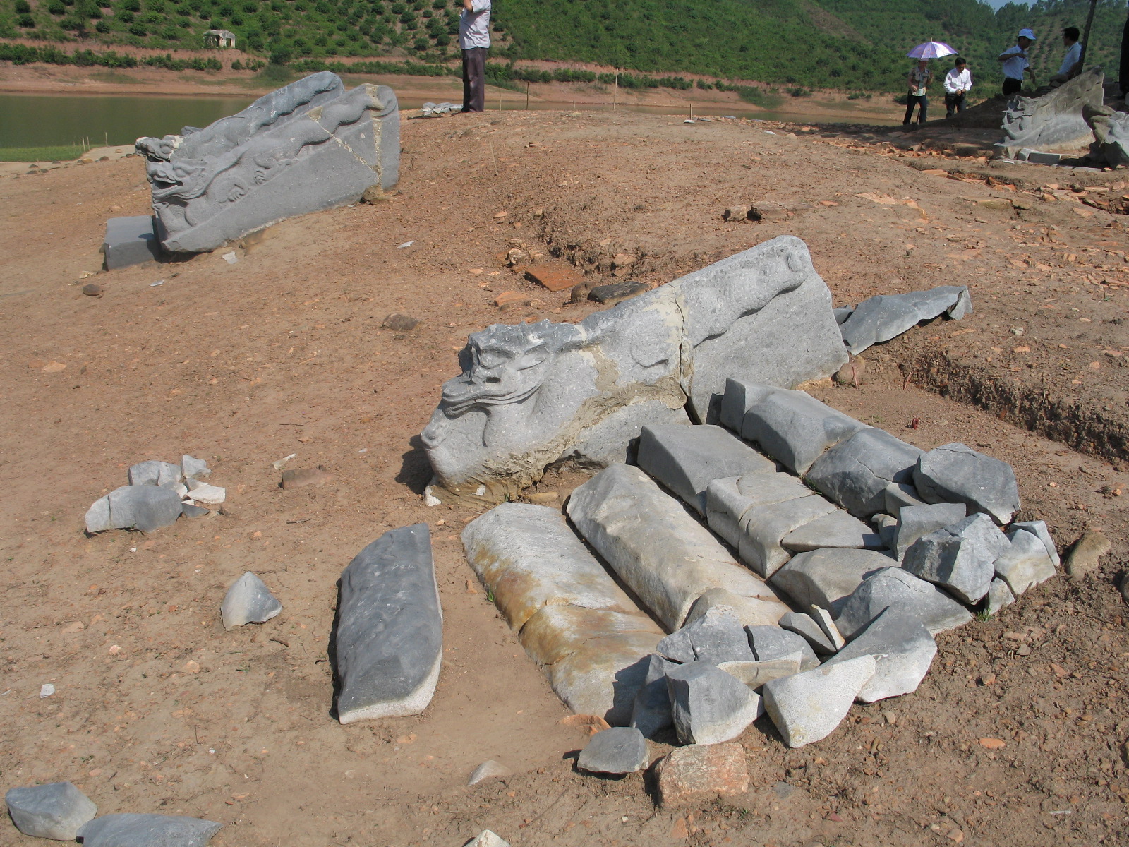 Dấu tích Thái lăng thờ vua Trần Anh Tông tại thôn Trại Lốc, xã An Sinh (Đông Triều) trong đợt khai quật tháng 3/2007.