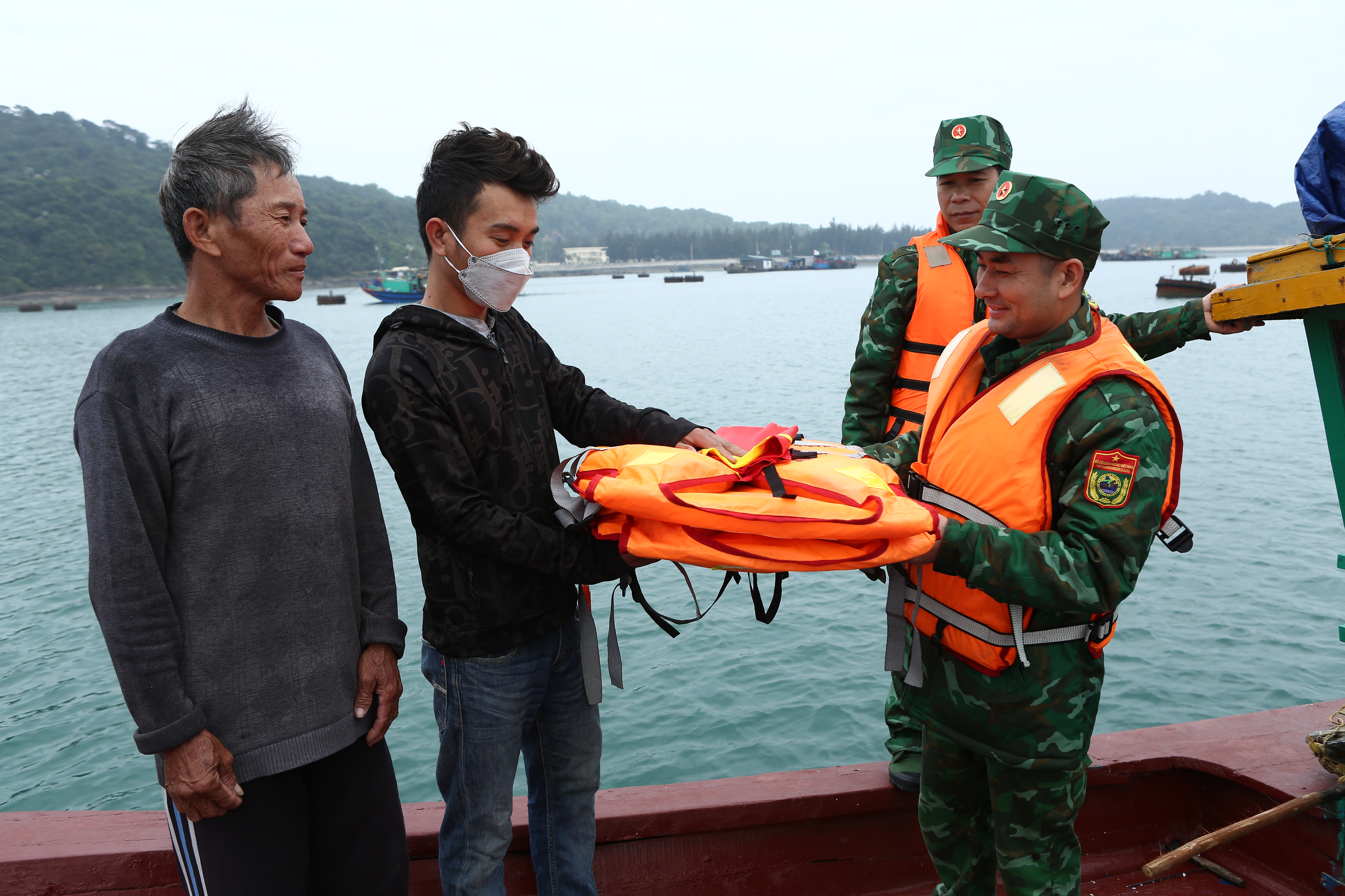 Bộ đội biên phòng tặng áo phao đồng thời tuyên truyền vận động người dân chống khai thác hải sản bất hợp pháp theo quy định IUU.