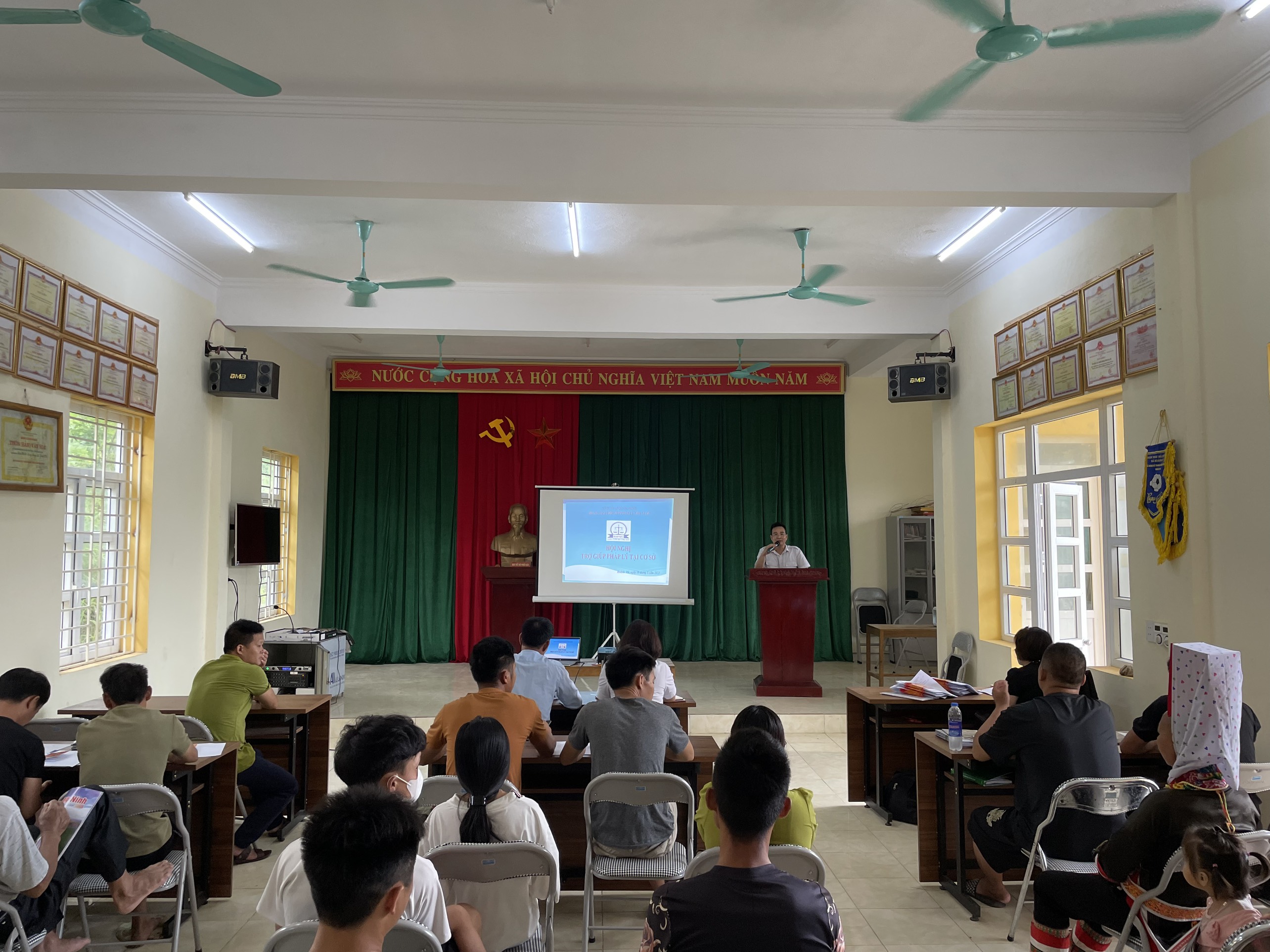 Trung tâm TGPL nhà nước tỉnh (Sở Tư pháp) tổ chức hội nghị TGPL cho người dân tại xã Hoành Mô, huyện Bình Liêu. Ảnh: Vũ Uyên (CTV)