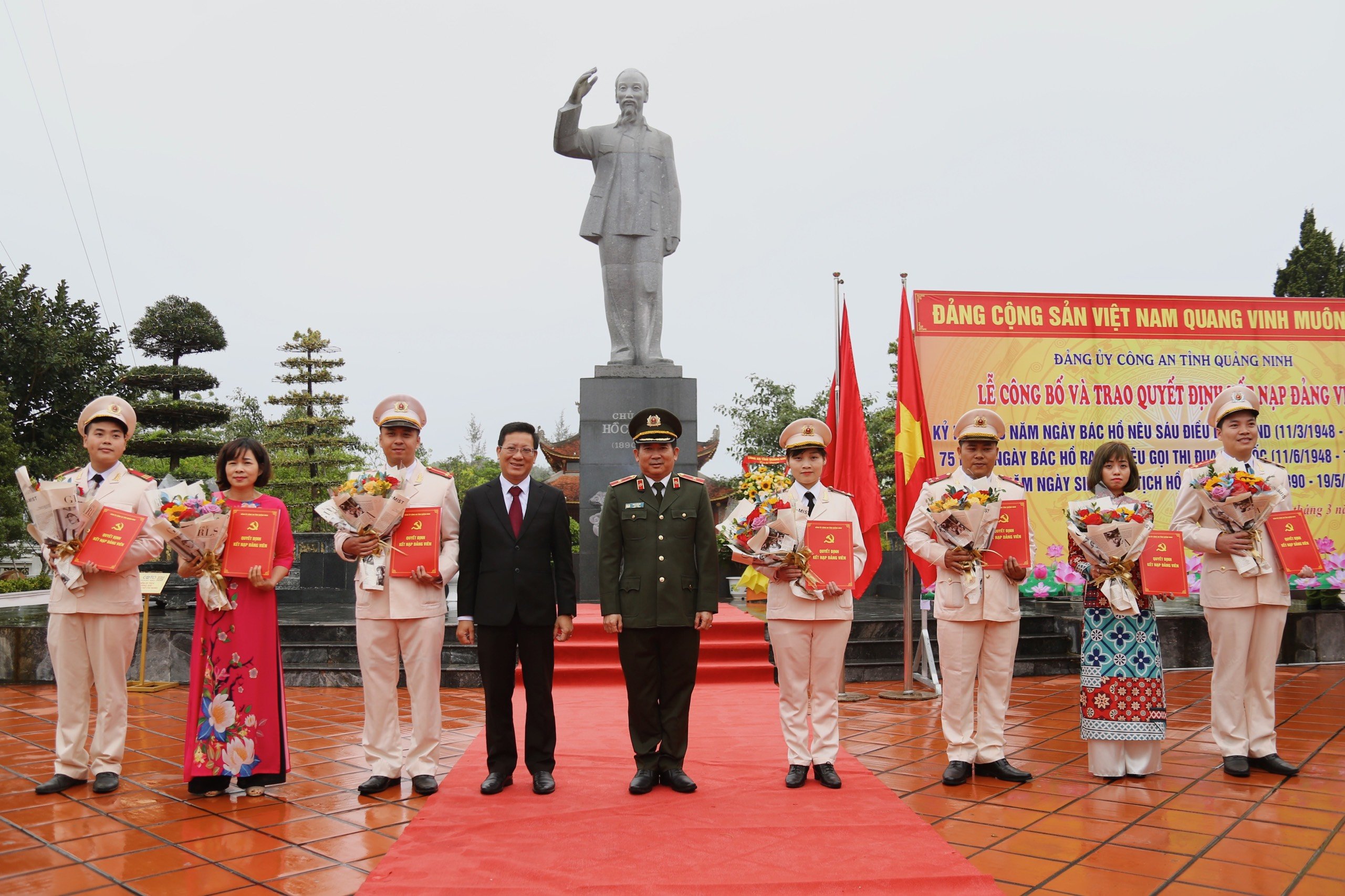 Lãnh đạo Công an tỉnh và huyện Cô Tô trao quyết định kết nạp Đảng viên mới cho 7 quần chúng ưu tú.