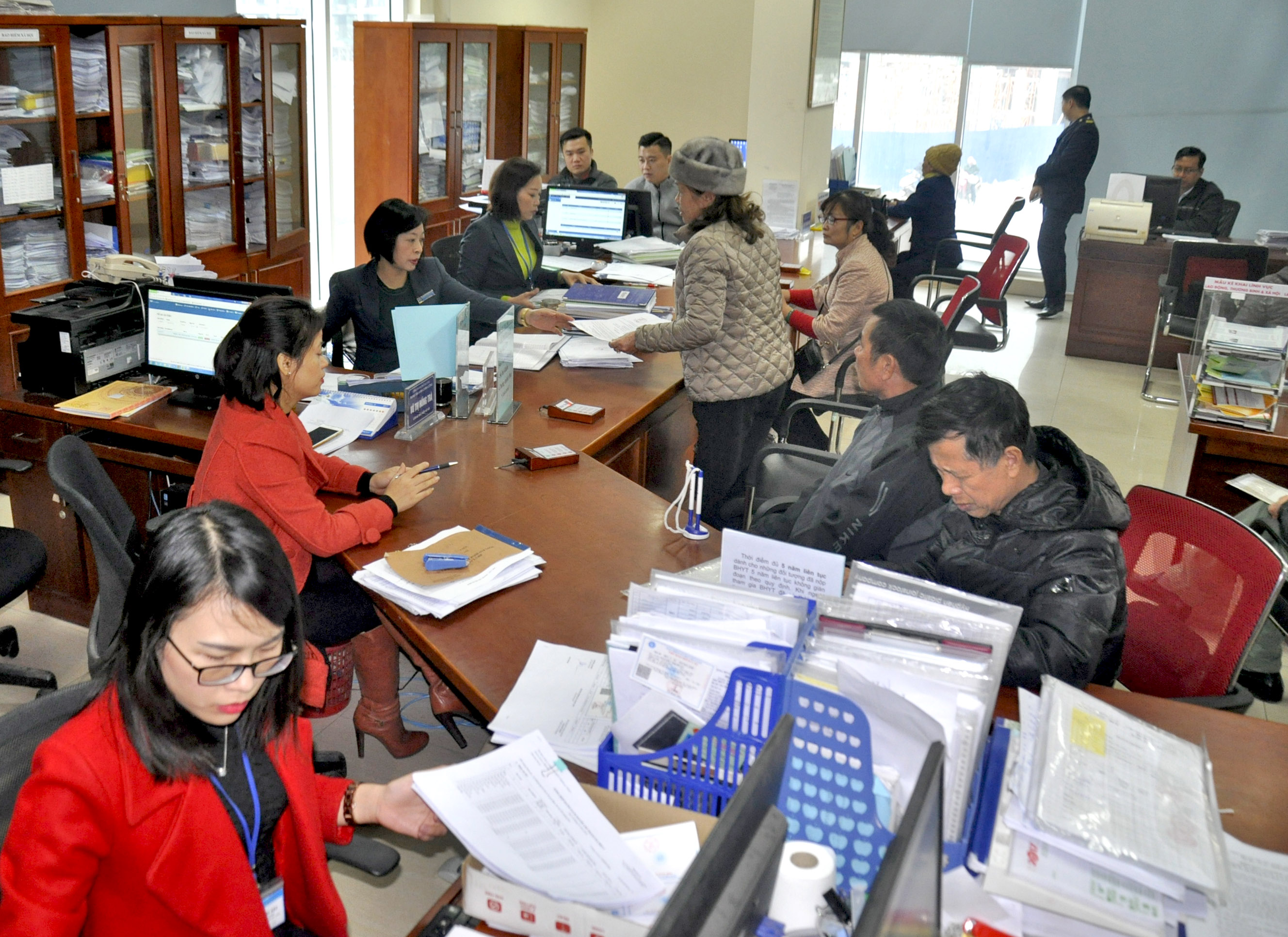 Người dân làm thủ tục hành chính tại Trung tâm hành chính công TP Hạ Long.