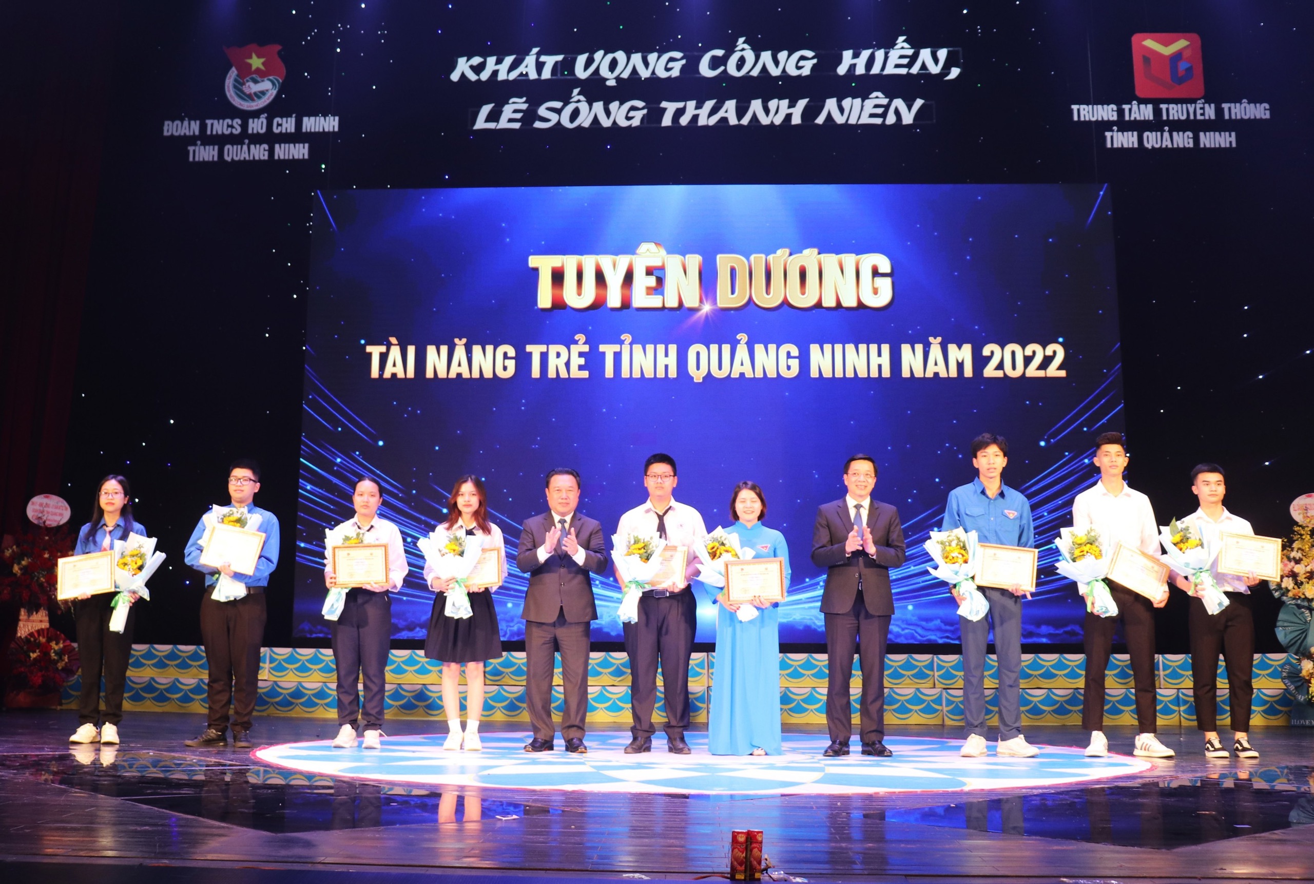 Các đồng chí Nguyễn Đức Thành và Nguyễn Văn Hồi tuyên dương các Tài năng trẻ tỉnh Quảng Ninh năm 2022.