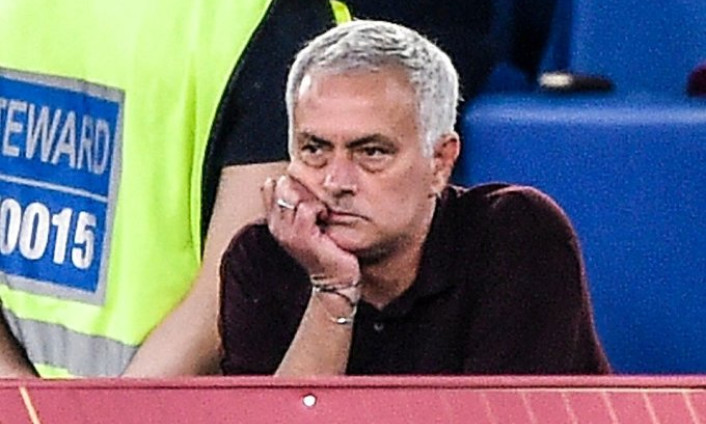 Mourinho nhận thẻ đỏ thứ 3 mùa này