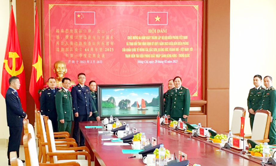 Hội đàm chúc mừng Ngày Truyền thống BĐBP Việt Nam và trao đổi tình hình định kỳ quý 1/2023