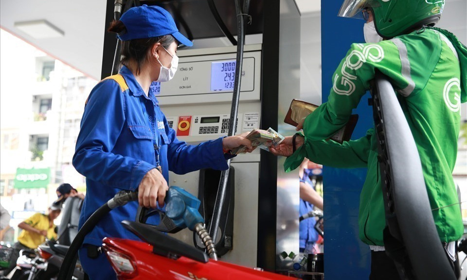 Giá xăng đồng loạt giảm giá từ chiều nay