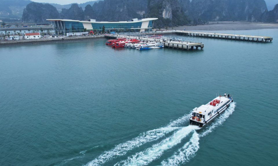 Van Don's Ao Tien cruise terminal officially open to traffic