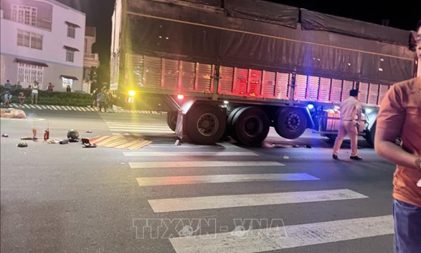 Xe tải va chạm xe máy ở Bình Dương làm 2 cháu bé tử vong