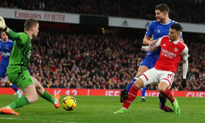 Arsenal lại hơn Man City 5 điểm