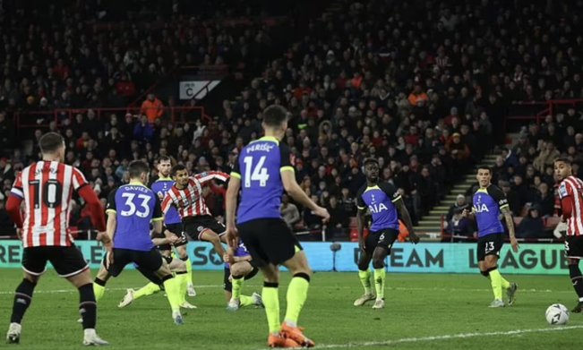 Tottenham bị loại khỏi Cup FA