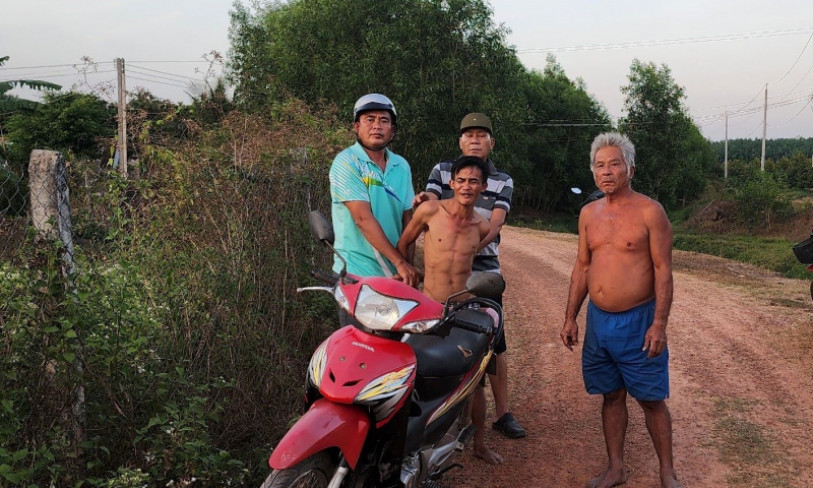 Kẻ mang 4 tiền án đưa vợ đang nuôi con nhỏ đi... ăn trộm
