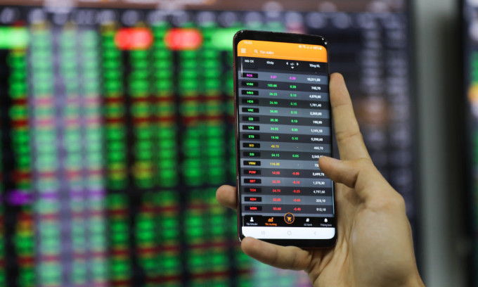 VN-Index shoots up 1.55%