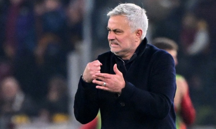 Mourinho bị phạt nặng