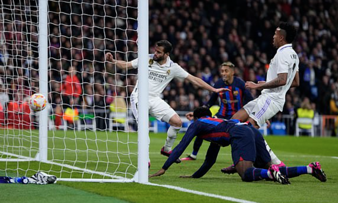 Real thua Barca vì bàn phản lưới
