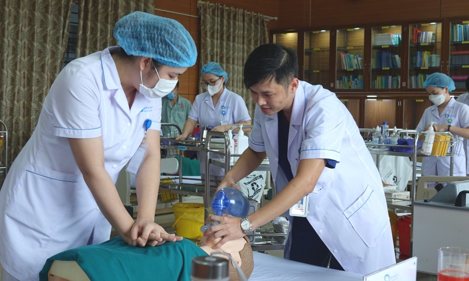 Những "bông hoa áo trắng" giỏi việc nước, đảm việc nhà