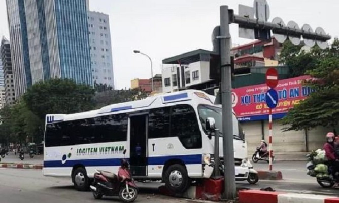 Mất lái, xe 24 chỗ tông thẳng dải phân cách cầu vượt Lê Văn Lương