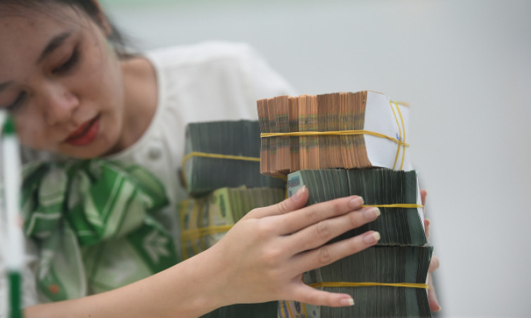 Lãi suất tiết kiệm đồng loạt giảm