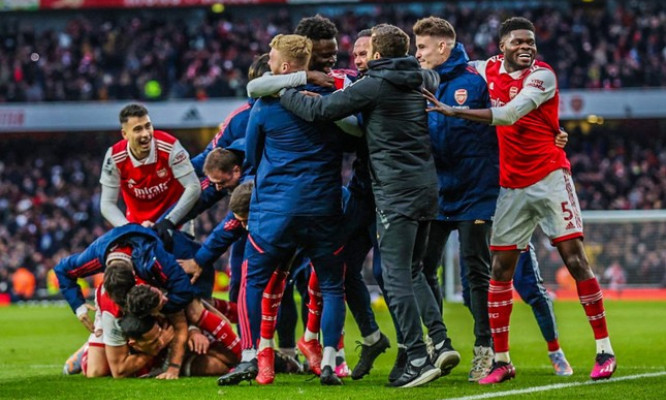 Arsenal thắng ngược ở phút bù giờ thứ 8, tịnh tiến cùng Man City