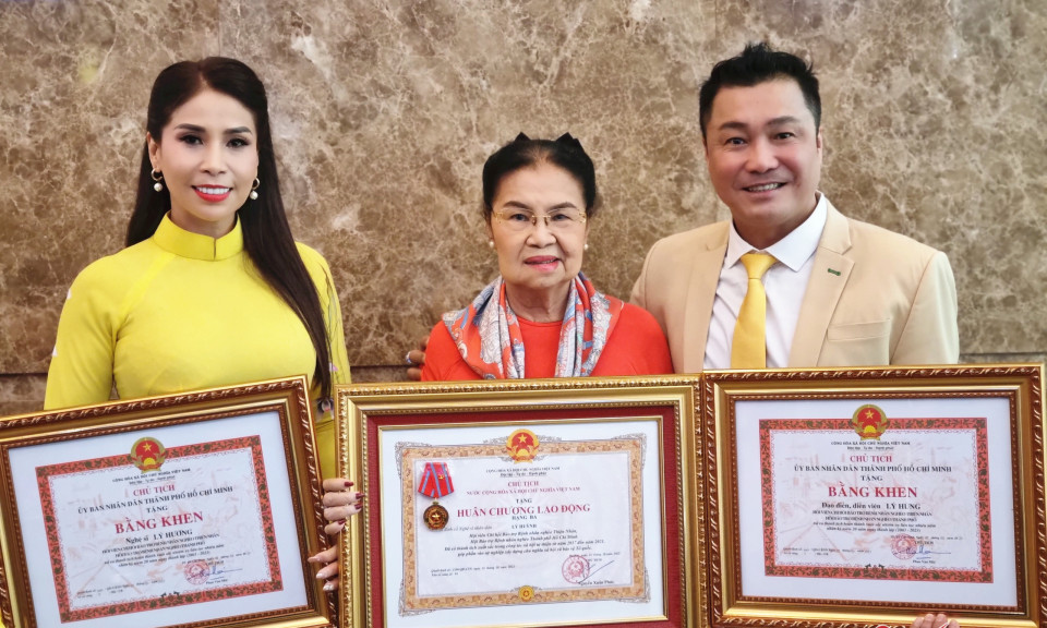 Gia đình diễn viên Lý Hùng nhận huân chương