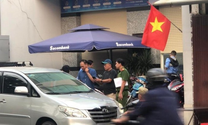 Tạm giữ 2 đối tượng bịt mặt đe dọa nhân viên ngân hàng
