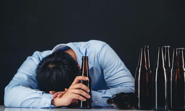 Uống rượu khi đói nguy hiểm thế nào?