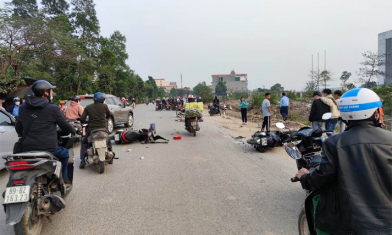 Hưng Yên: Ô tô con đâm liên hoàn 4 xe máy, nhiều người nhập viện