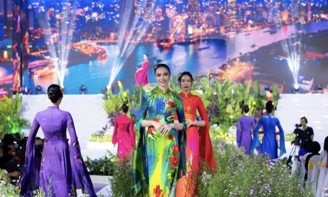 Designer promotes Vietnamese tourism through áo dài collection