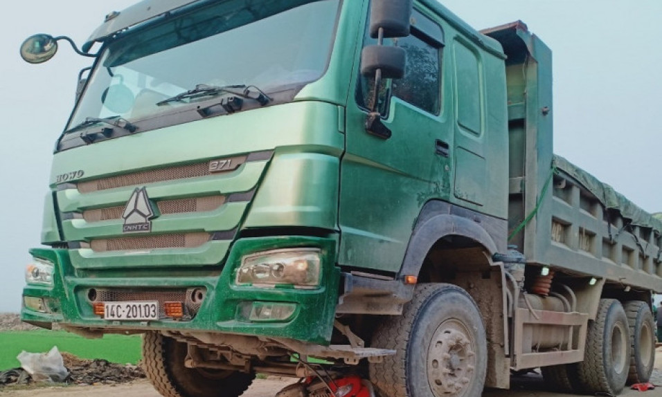 Bị xe tải cán trên đường đưa con đi học, 3 mẹ con tử vong ở Nghệ An