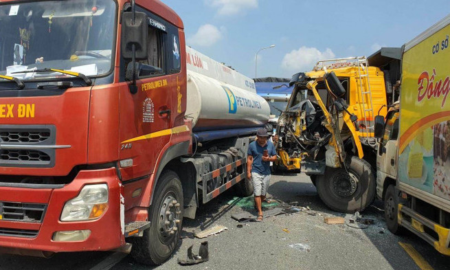 Tai nạn liên hoàn giữa 5 xe tải, QL1A qua Quảng Nam ách tắc hoàn toàn